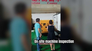 Customers inspect the machines on site, with professionals providing detailed introductions.